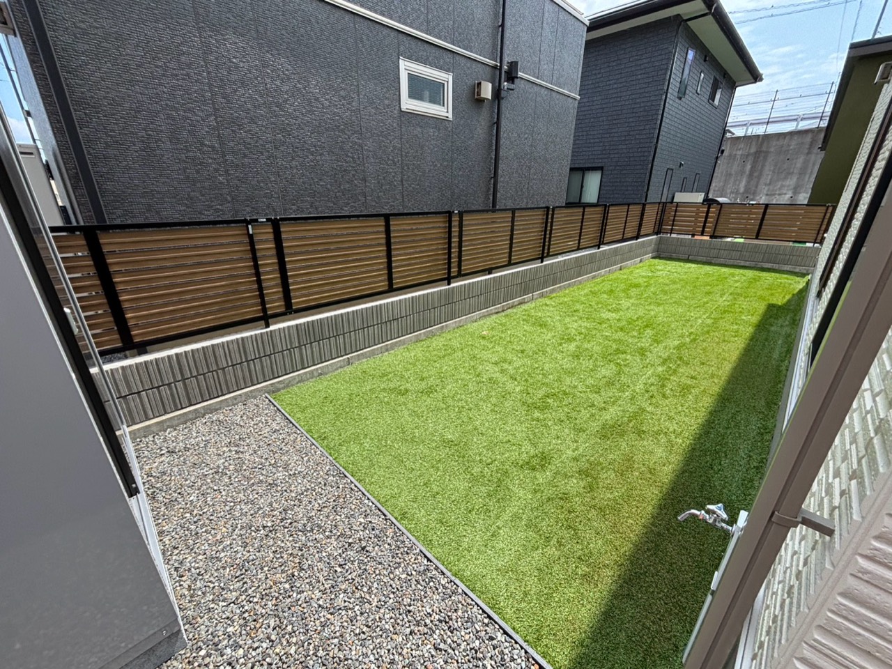 人工芝と木調フェンスで整えた住宅の庭まわり