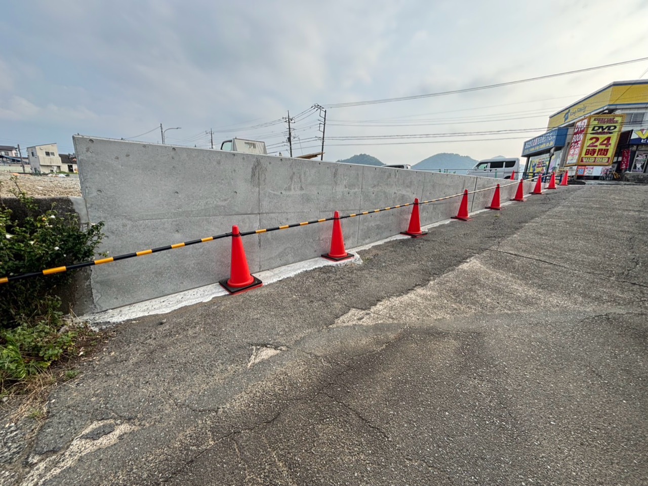 駐車場沿いに施工したコンクリート擁壁
